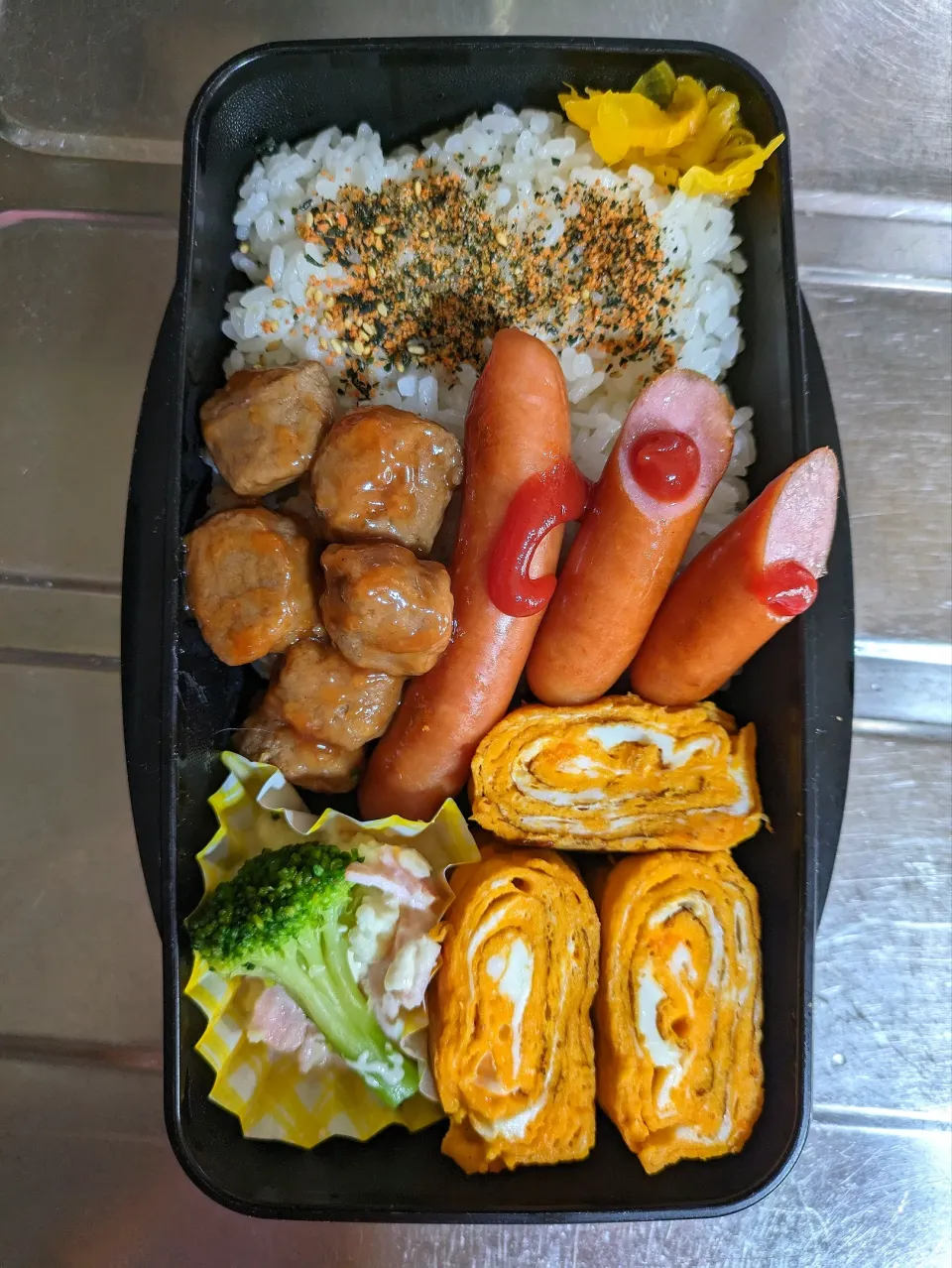 旦那弁当　2024/4/21

ミートボール
ウインナー
玉子焼き
ポテトサラダ&ブロッコリーマヨ|ユキヨメ♪さん