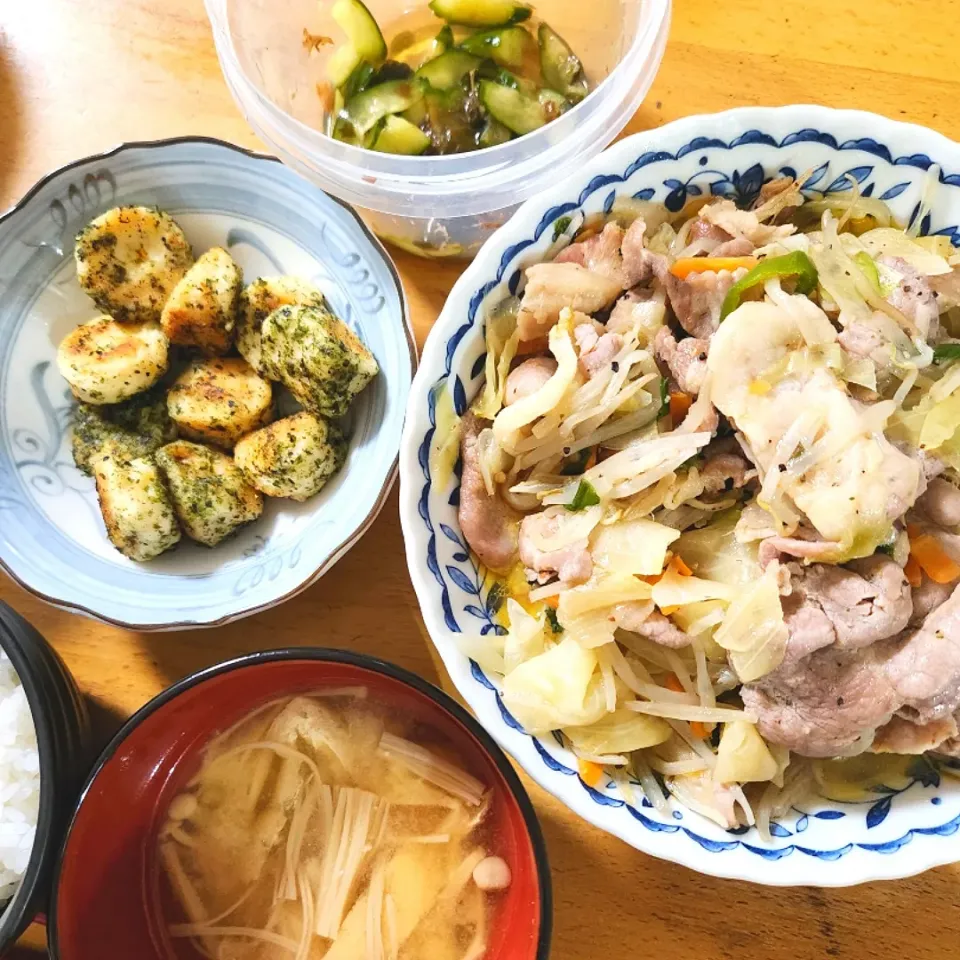 Snapdishの料理写真:豚肉野菜炒め、つみれの磯辺焼き、えのきと油揚げの味噌汁|さきさん