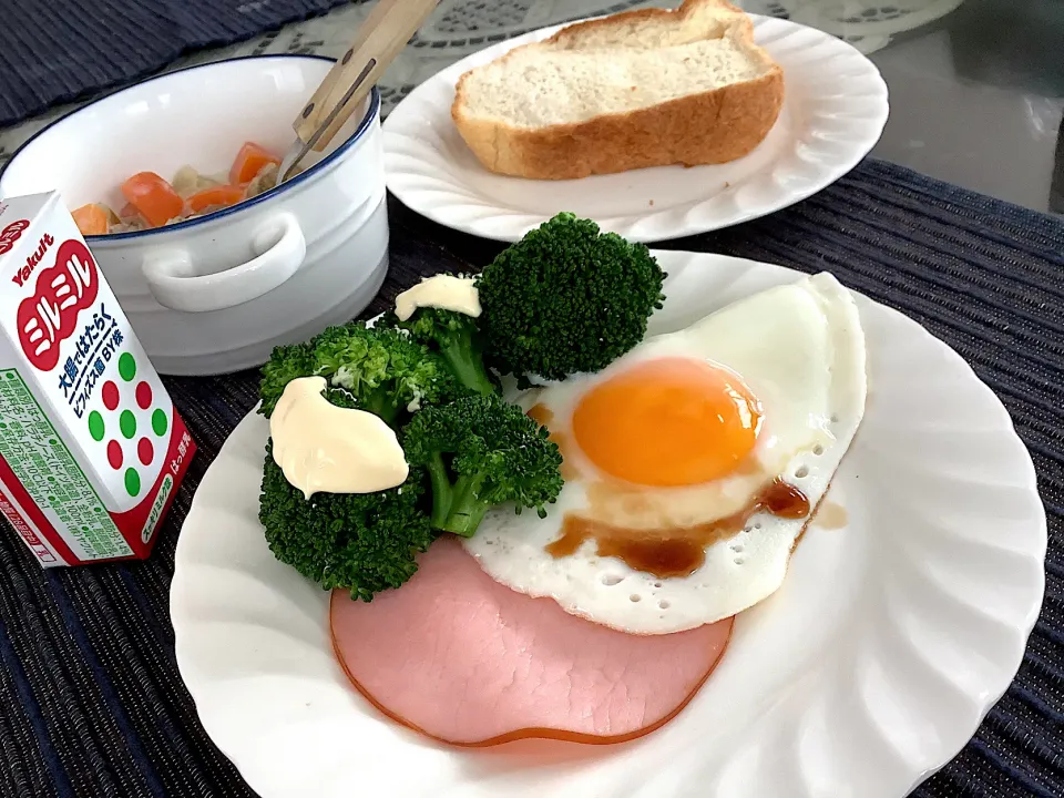 目玉焼きとトースト🍞🍳😋|アライさんさん