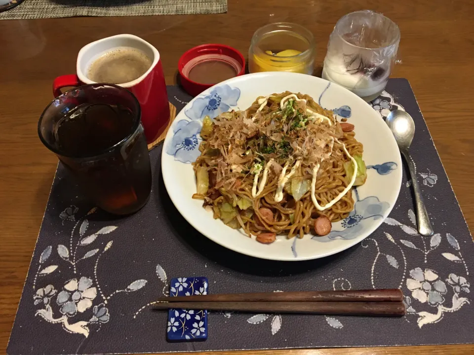 大盛りソース焼きそば、沢庵、ホットコーヒー、六条麦茶、カシスジャム入りヨーグルト(昼飯)|enarinさん