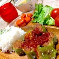 味噌風味のピーマン肉詰め、豆腐とわかめの味噌汁|奏 kanadeさん