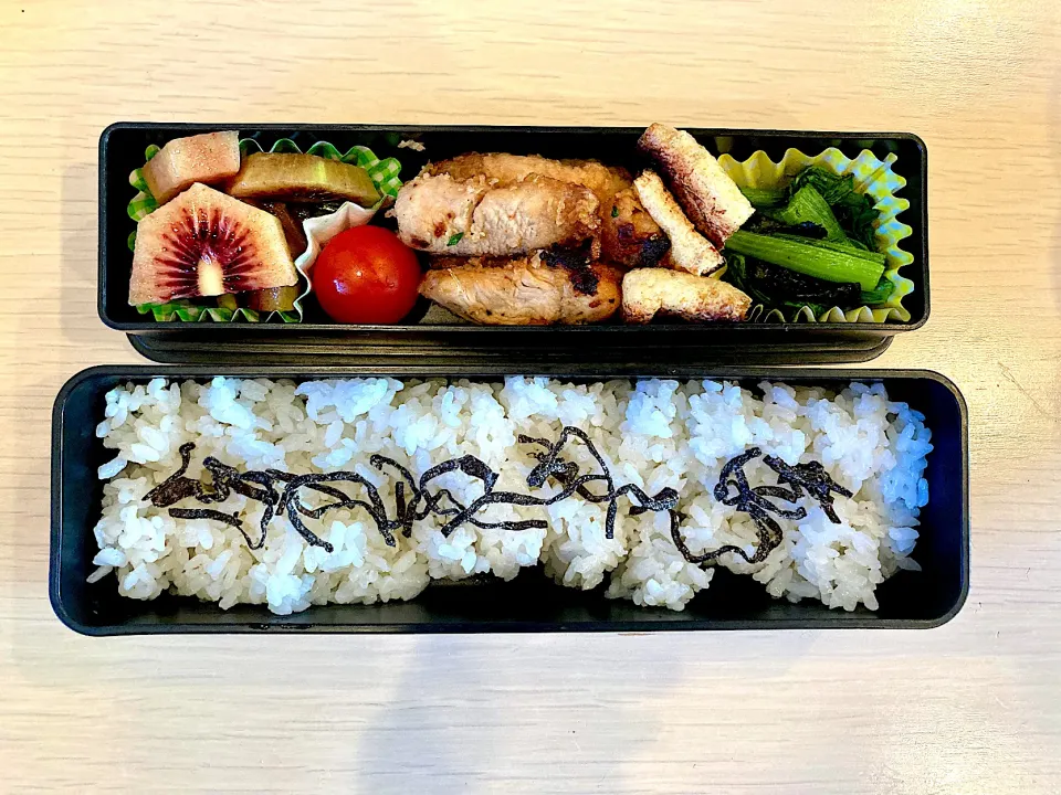 Snapdishの料理写真:塩昆布ごはん🍚油揚げのカリカリ焼き🫛竜田揚げ🍖小松菜のおひたし🥬ミニトマト🍅ルビーレッドキウイ🥝|anaさん