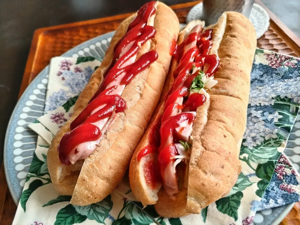 昭和の魚肉ソーセージドック
サラダクラブのコールスローをつかって！旨し！|vege食堂さん