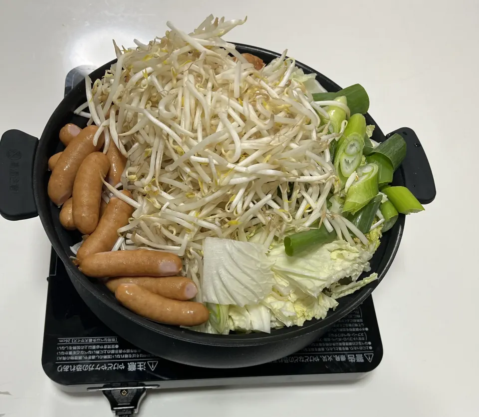 晩御飯は、今期最後になりそうな鍋。白菜・葱・もやし・豚こま・ウインナー。〆はサリ麺6袋にチーズ。|Saharaさん