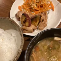 Snapdishの料理写真:20240421白ご飯、豚肉とさつまいもの甘酢がらめ、にんじんシリシリ、みそしる|kyouno_bangohan_naaaaniさん