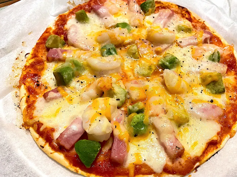 ベーコン、エビ、アボカドのピザ🍕|まめすけ。さん