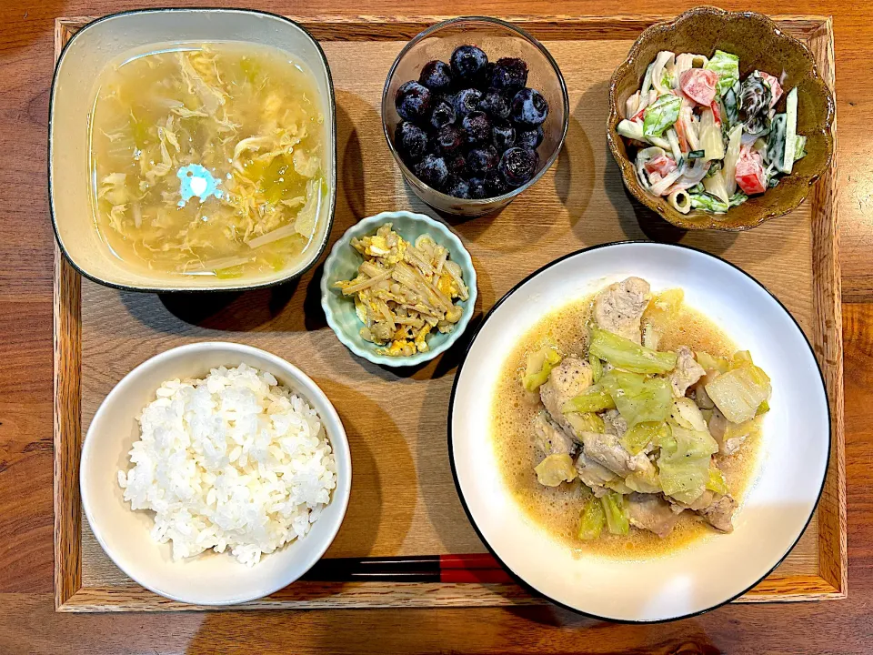 今日の夜ご飯(鶏胸肉とキャベツの麺つゆマヨ炒め、えのき卵、マカロニサラダ、レタス卵スープ、ブルーベリー)|cocomikaさん