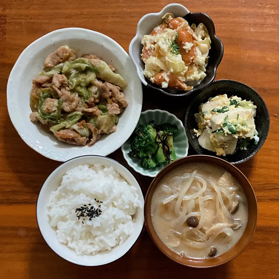 主食　白ご飯
主菜　豚肉とレタスの炒め物
副菜　ウインナーと玉ねぎのポテサラ🅿️
副菜　残り物.高野豆腐
汁物　残り物.くずきり
小鉢　ブロッコリーをごま油で焼いて塩昆布和え|...さん