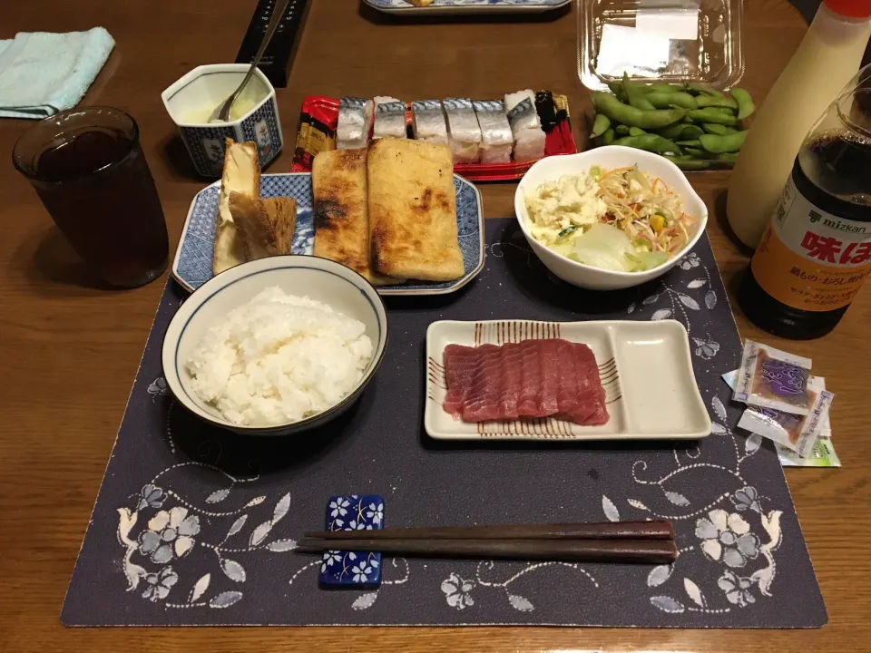 ご飯、大めばちまぐろの赤身の刺身、揚げ焼きして絹厚揚げ、網焼きした油揚げ、SnapDish様のキャンペーンの当選品の生野菜と市販のポテトサラダのサラダ、枝豆、バッテラ、六条麦茶(夕飯)|enarinさん