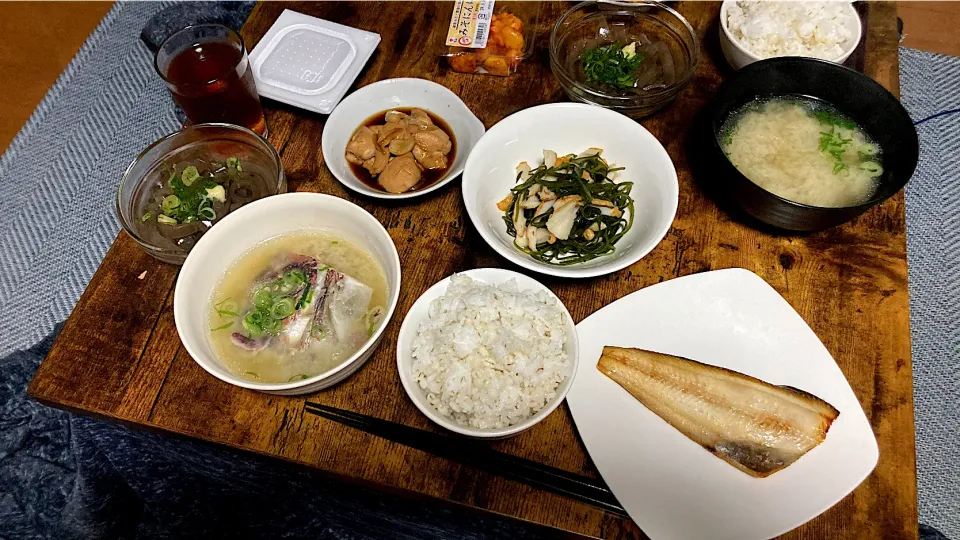 ほっけの塩焼きと真鯛のあら汁と切り昆布の炒め物とブリ白子の煮物とおきゅうと|しあぺんさん