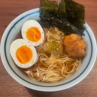 Snapdishの料理写真:お昼醤油ラーメン🍜 のこり物乗せ|hyocoさん