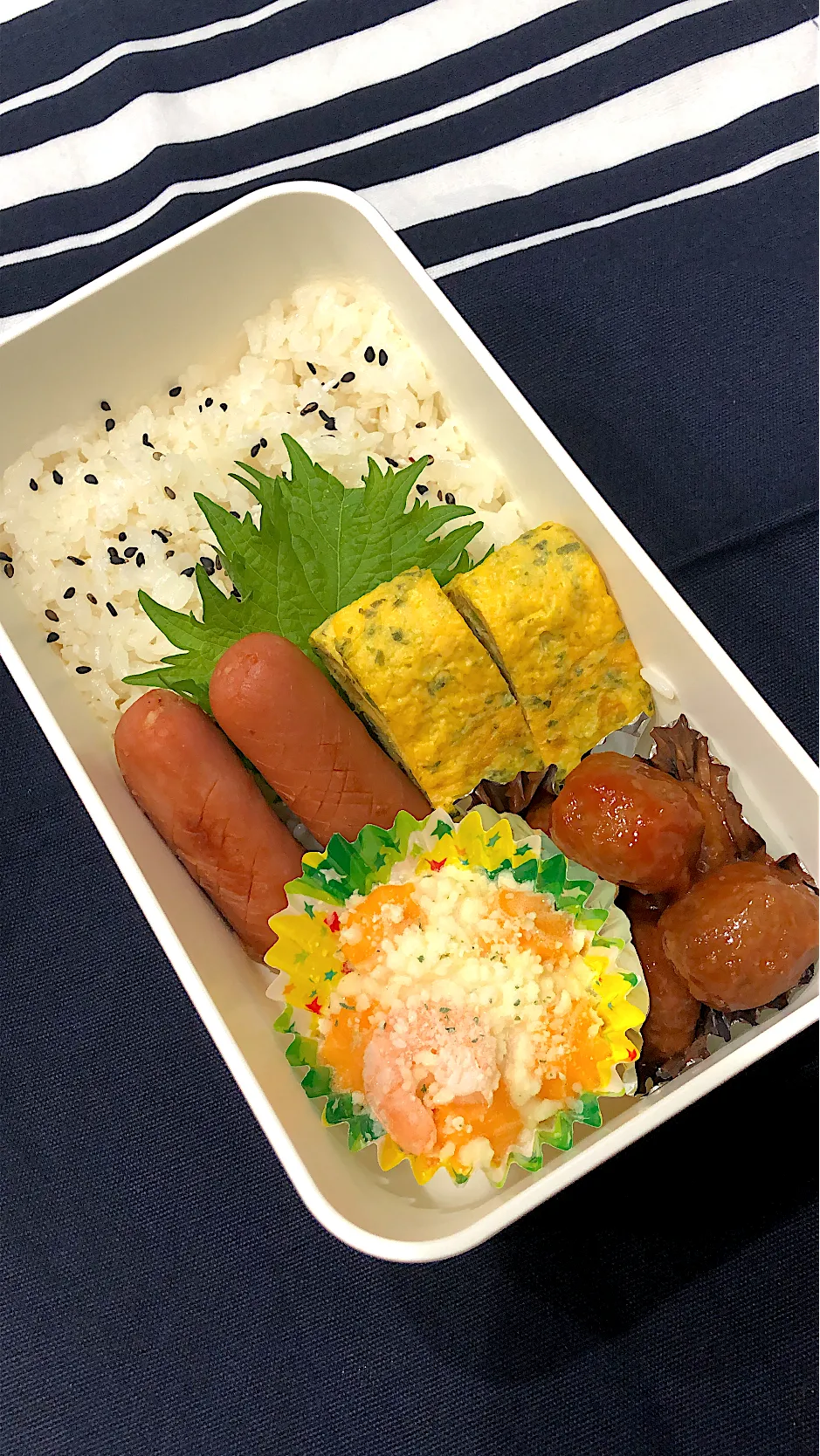 Snapdishの料理写真:ごま塩ご飯、あおさのたまご焼き、ウインナー、ミートボール、エビグラタン|きらきらさん