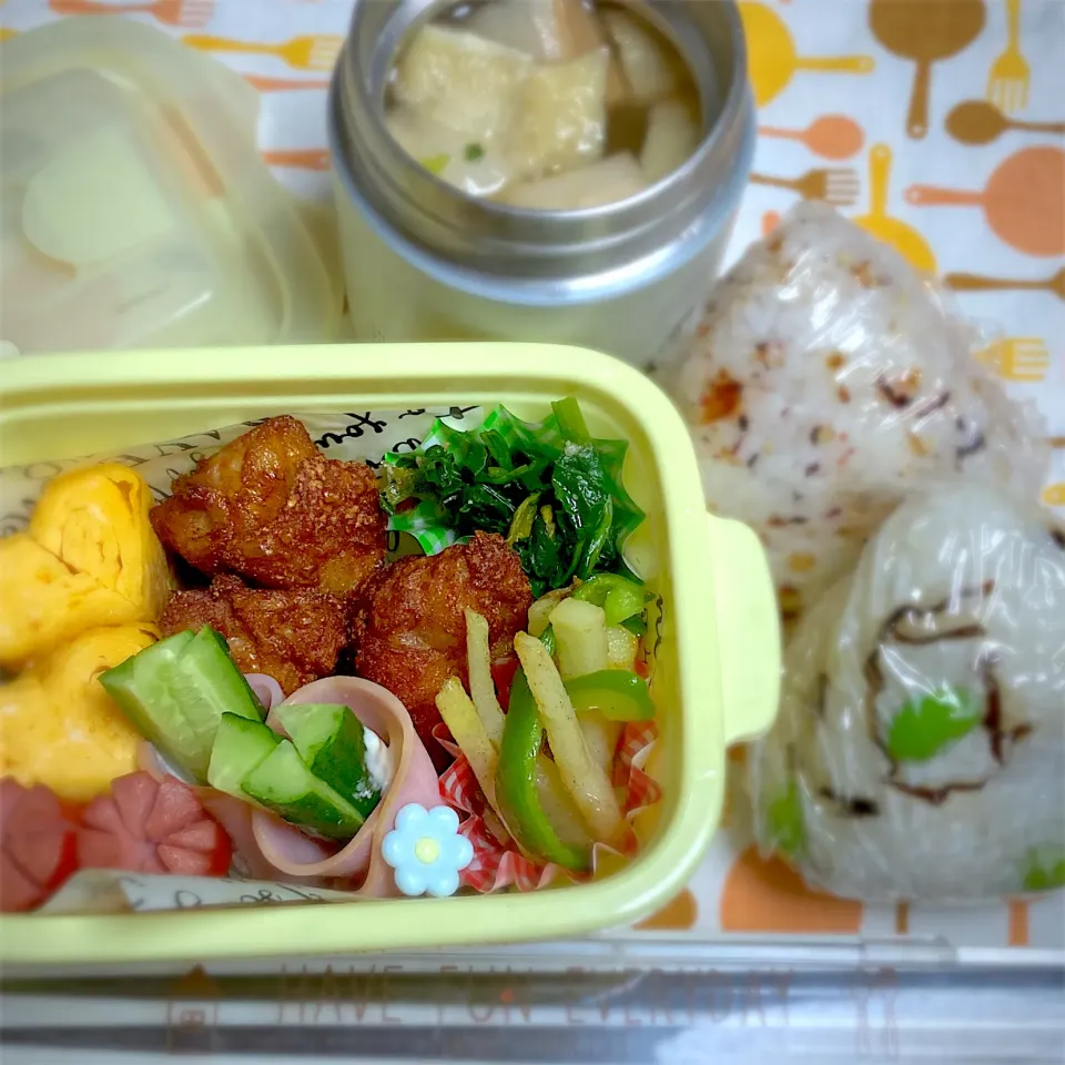 Snapdishの料理写真:2024.4.22 唐揚げ弁当　おにぎり　お味噌汁|ママさん