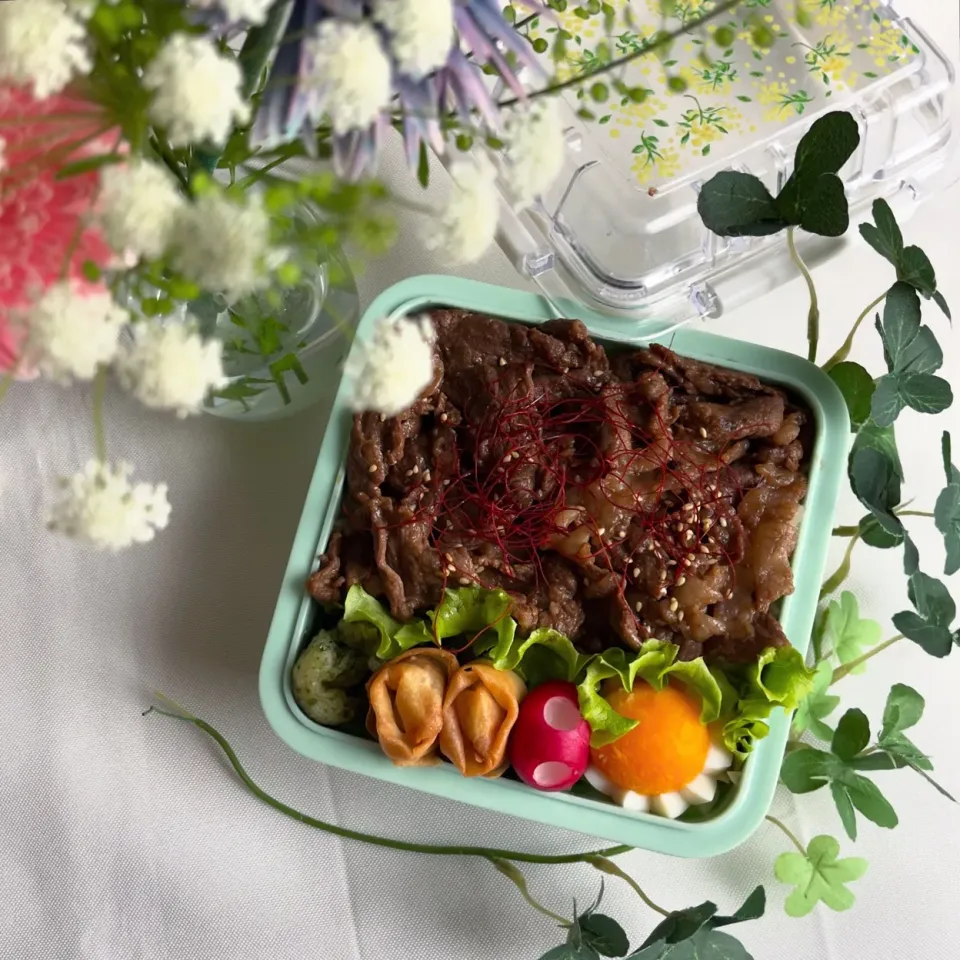 4/22❤︎主人の北海道牛焼肉丼弁当🌱

＊北海道牛焼肉
＊半熟たまご
＊ちくわの磯辺揚げ
＊ 五目春巻
＊ほうれん草の胡麻和え|Makinsさん