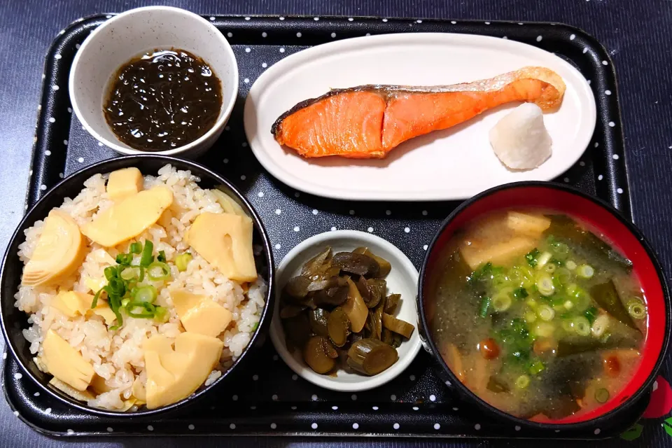 今日の朝ごはん（たけのこの炊き込みご飯に焼鮭、もずく酢、なめこ汁、山うど醤油漬）|Mars＠釜飯作り研究中さん