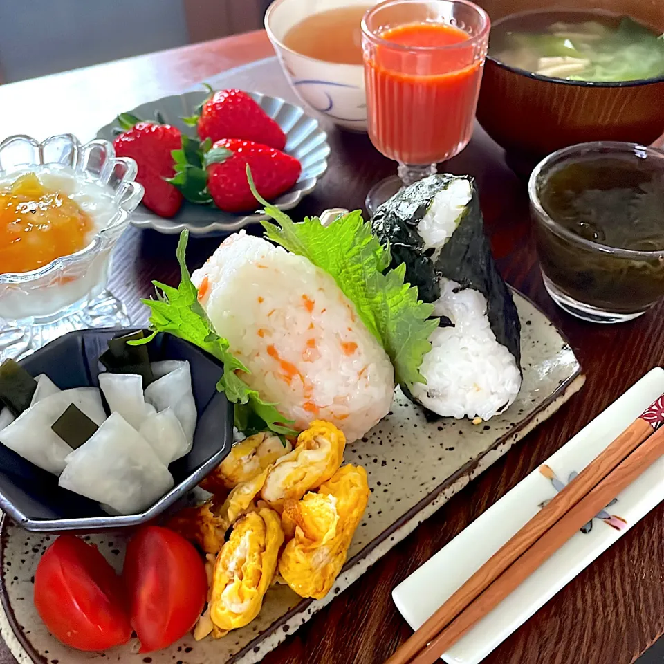 おにぎりの朝ごはん🍙　　　　　　　　　　　　　つぶみそでちゃちゃっとお手軽お味噌汁|mokoさん