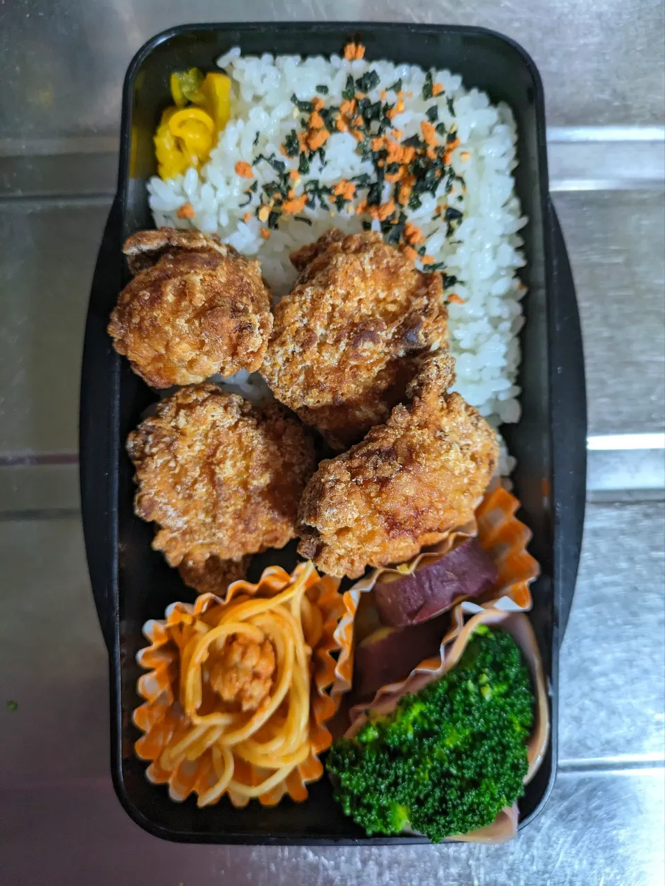 旦那弁当　2024/4/22

からあげ
ミートパスタ
さつまいもの甘煮
ブロッコリーマヨハム巻き|ユキヨメ♪さん