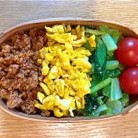 Snapdishの料理写真:鶏そぼろ弁当(鶏そぼろ、炒り卵)、小松菜ナムル、トマト|chobi3さん