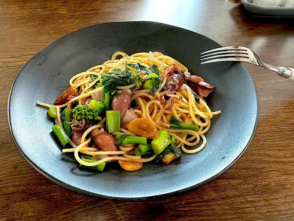 友人宅でホムパ　朝から呑んでランチはホタルイカと菜花のパスタ🍝　さて夜に向けて沢山作って沢山食べるぞ〜🤣|BUBUさん