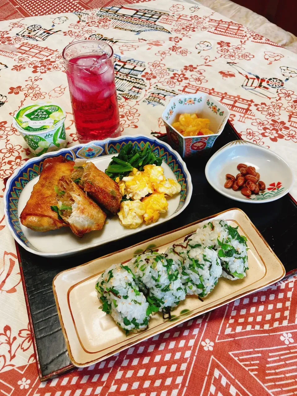 grandmaの晩ごはん☆ 今夜は大根菜、塩昆布、木の芽のおにぎり
ほうれん草と玉子のソテー…春雨でチャプチェを春巻きにした|kaoriさん