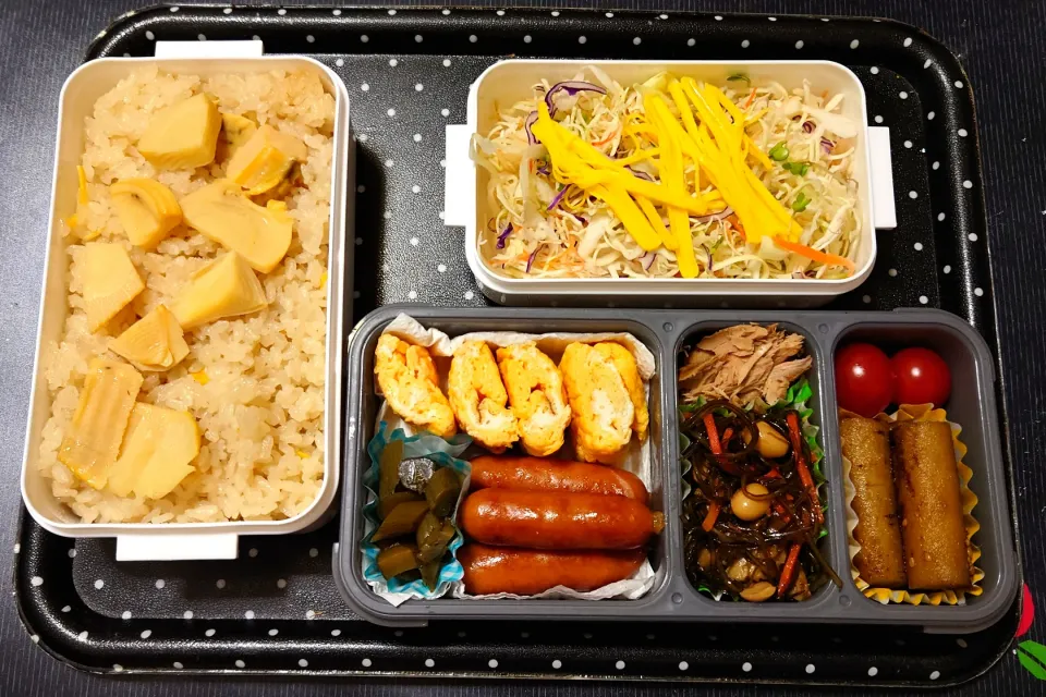 今日の手作り弁当は、筍ご飯弁当。

献立は、
・筍ご飯（たけのこの炊き込みご飯）
・卵焼き、ウインナー、山うど醤油漬
・切り昆布煮、鰹節
・たたきごぼう、ミニトマト
・サラダ|Mars＠釜飯作り研究中さん