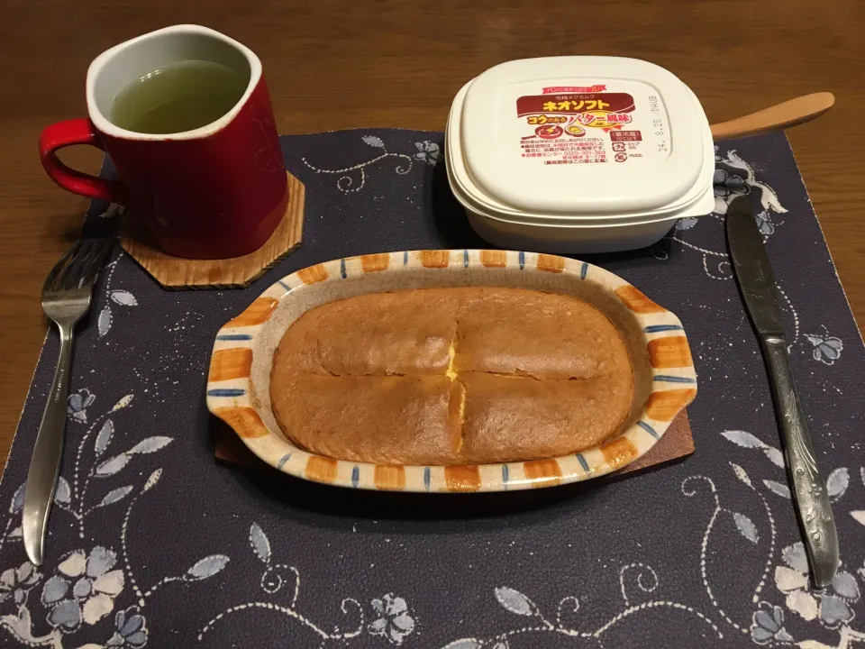 オーブンレンジで焼いたパンケーキ、熱い日本茶(おやつ)|enarinさん