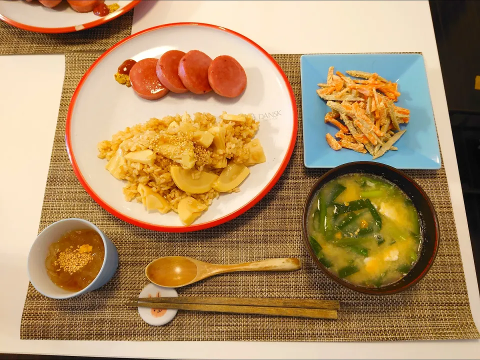 今日の夕食　たけのこの炊き込みご飯、ごぼうサラダ、ソーセージ、ニラ卵味噌汁|pinknari🐰🌈さん