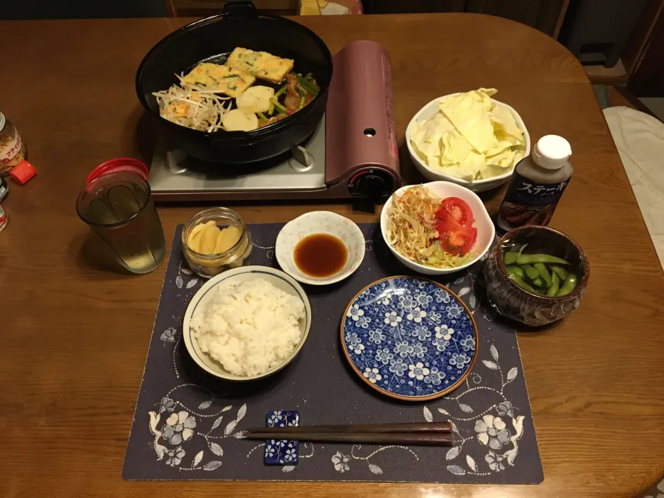 ご飯、南部鉄器の鉄鍋焼き(味付き牛肉＆ニンニクの芽、じゃがいも、もやし＆フライドガーリック、チヂミ)、トマトとSnapDish様のキャンペーンで当選したサラダクラブの生野菜2種のサラダ、バリバリキャベツ、沢庵、枝豆、お冷(夕飯)|enarinさん