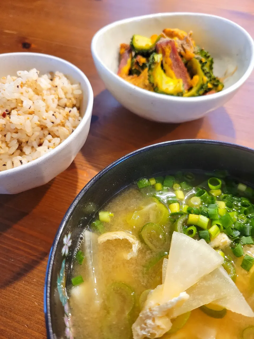 昨日の残り物とみそ汁で朝ごはん|あんさん