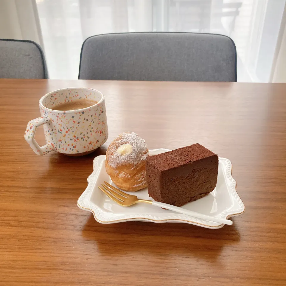 Snapdishの料理写真:パンドショコラとシュークリーム|ちゃみこさん