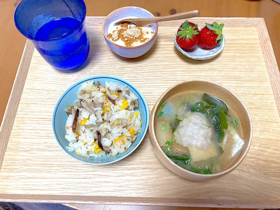 Snapdishの料理写真:ばら寿司とワカメのお味噌汁の朝ごはん🌱|さくたえさん