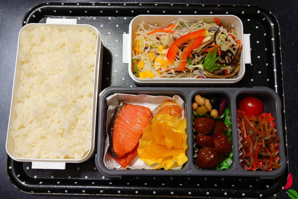 今日の手作り弁当は、焼鮭弁当。

献立は、
・ごはん（高知県産コシヒカリ）
・焼鮭、大根古漬け
・ミートボール、蒸し豆
・きんぴらごぼう、ミニトマト
・サラダ|Mars＠釜飯作り研究中さん