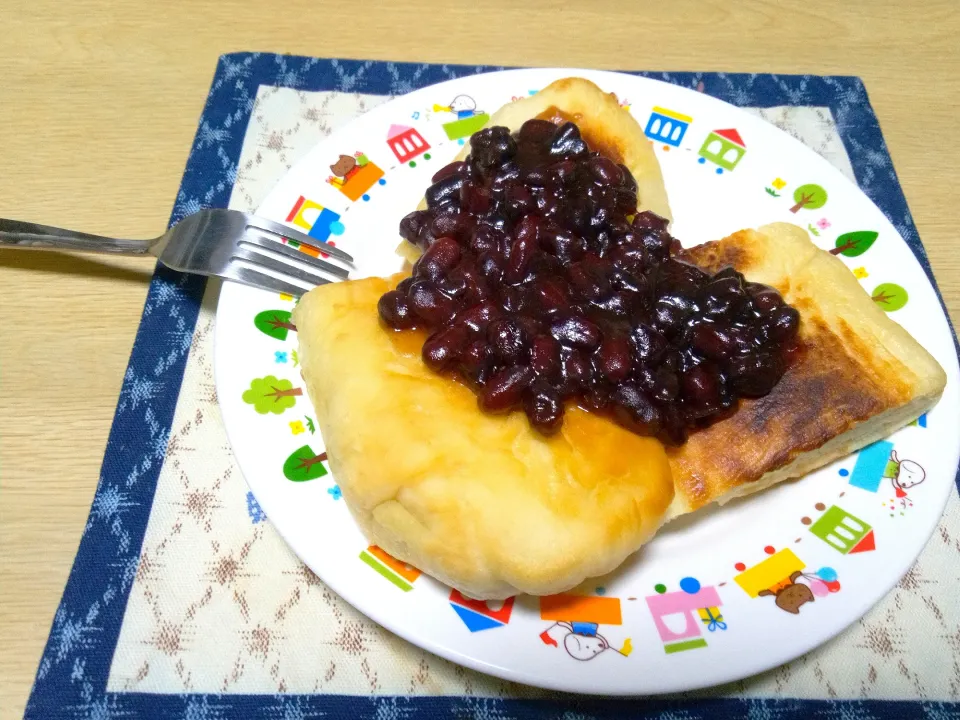 Snapdishの料理写真:自家製。
少し厚めのナンあんこがけ😍。|りささん