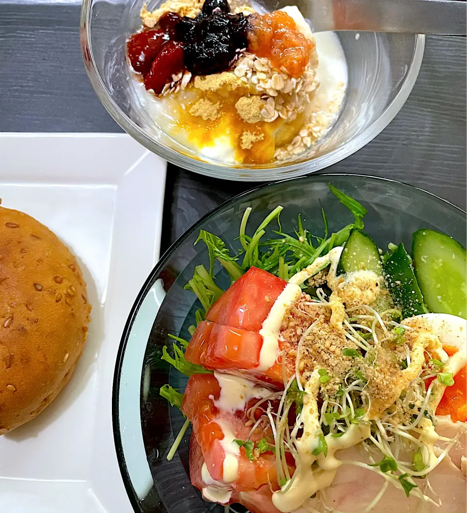 朝は手作り鶏ハムとサラダ🥗と手作り3種ジャム(イチゴ🍓・りんご🍎・ブルーベリー🫐)のヨーグルト🤗 パンはZENBUのまるごと豆粉パンです👌|てるみさん