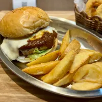 Snapdishの料理写真:29LaB BURGER 近江町市場店 B（チーズバーガー）のフライコンビ|ddr3rdmixさん