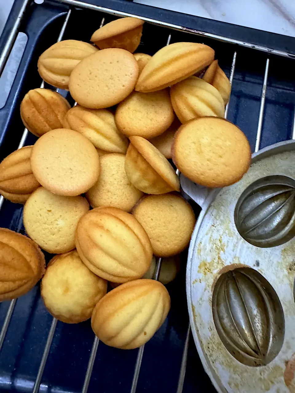 Kuih bahulu( traditional Malay pastry)|Jocelyn SETさん