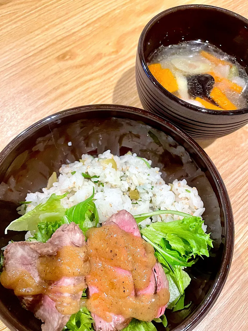 とある日の賄い　青梅入りご飯と肉の端切れ丼プラス塩麹スープ|yukki-----さん