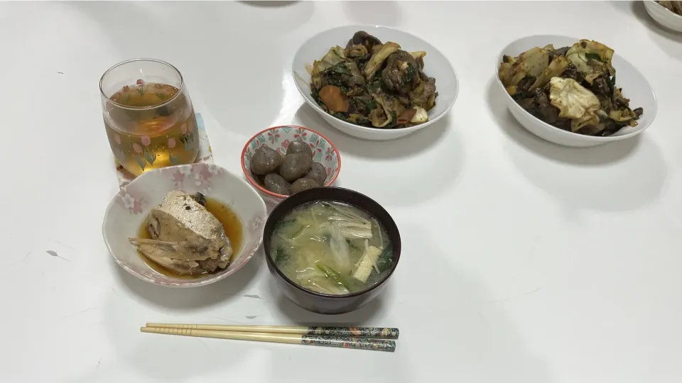 Snapdishの料理写真:晩御飯☆ぶりのあら煮☆レバニラ炒め☆玉蒟蒻の生姜煮☆みそ汁（キャベツ・小松菜・揚げ・えのき）|Saharaさん