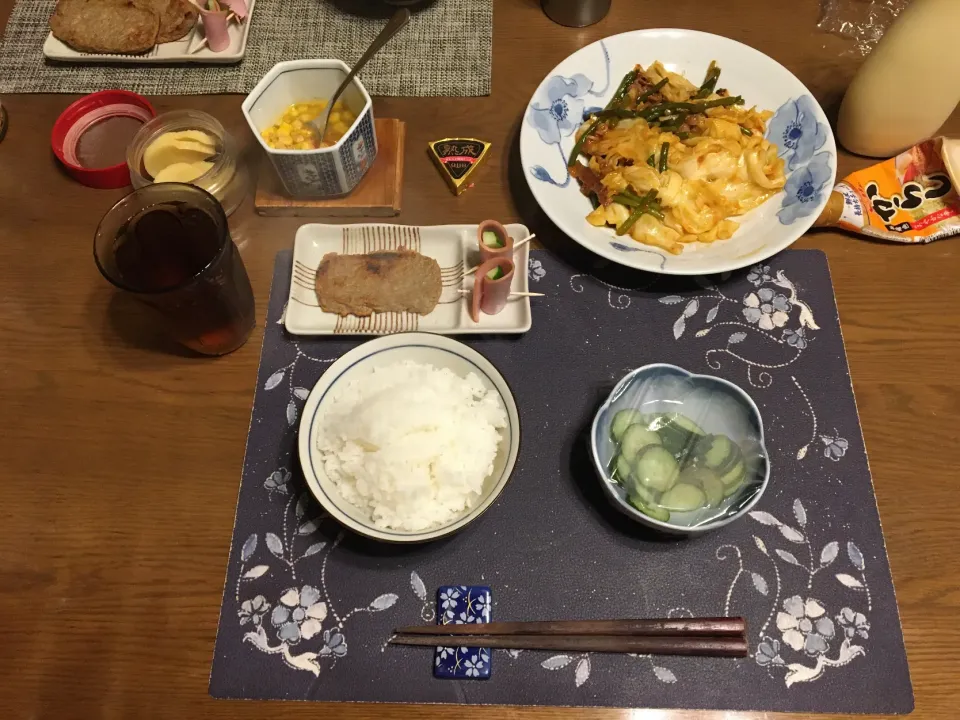 ご飯、肉野菜炒め、網焼きじゃこ天、胡瓜のロースハム巻き、きゅうりの酢の物、バターコーン、沢庵、烏龍茶(夕飯)|enarinさん