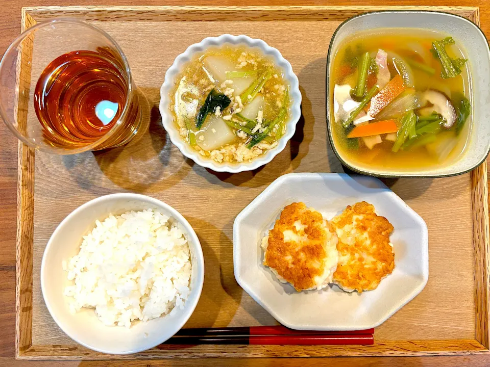 今日の夜ご飯(エビはんぺんふわふわ焼き、カブのそぼろあん、野菜スープ)|cocomikaさん