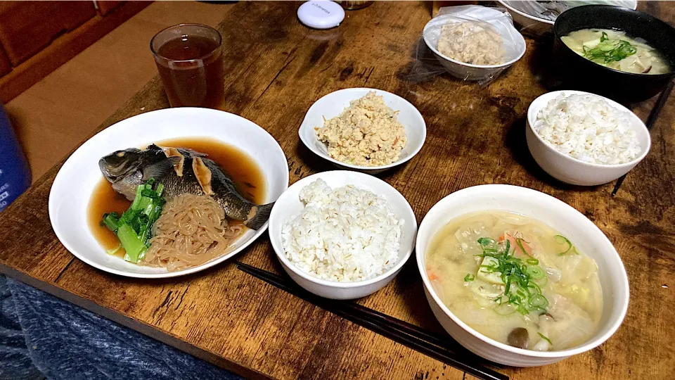 Snapdishの料理写真:メジナの煮付けと具沢山味噌汁と卯の花炒り煮|しあぺんさん