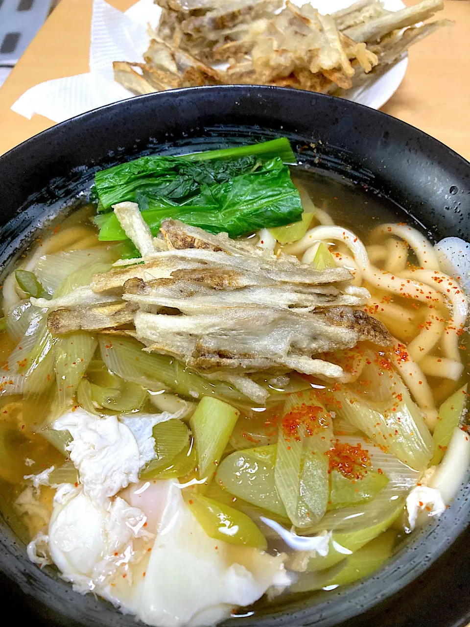 在宅勤務中の男飯(ごぼう天うどん)|おおもりの星さん