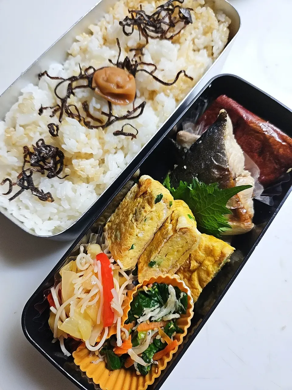 ☆高１弁当☆玄米入りごはん、塩昆布、梅、焼き芋、ぶり塩麹焼き、葱卵焼き、小松菜ナムル、ビーフン炒め|ｼｮｺﾗさん