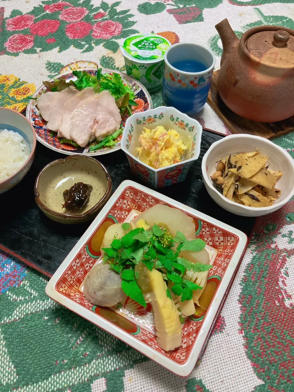 Snapdishの料理写真:grandmaの晩ごはん☆ 今夜は鶏胸ハム、さつまいも入りサラダ、筍のキンピラと木の芽和えに大根、里芋、筍で…木の芽がある間にね|kaoriさん