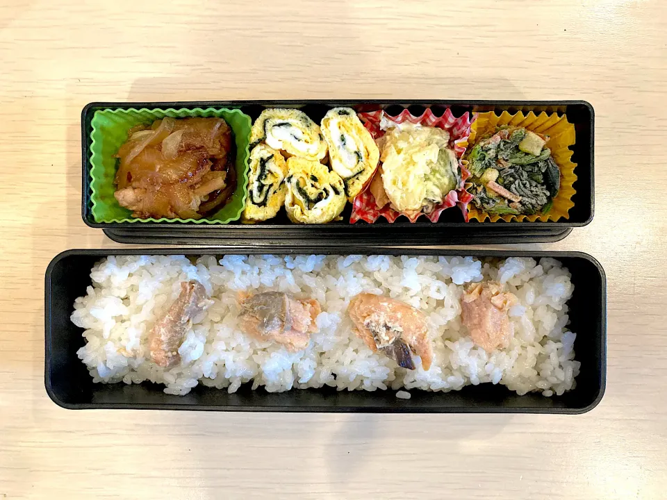 しゃけごはん🍚ほうれん草のバター炒め🥬ポテトサラダ🥔のり卵焼き🥚豚の生姜焼き🐖|anaさん