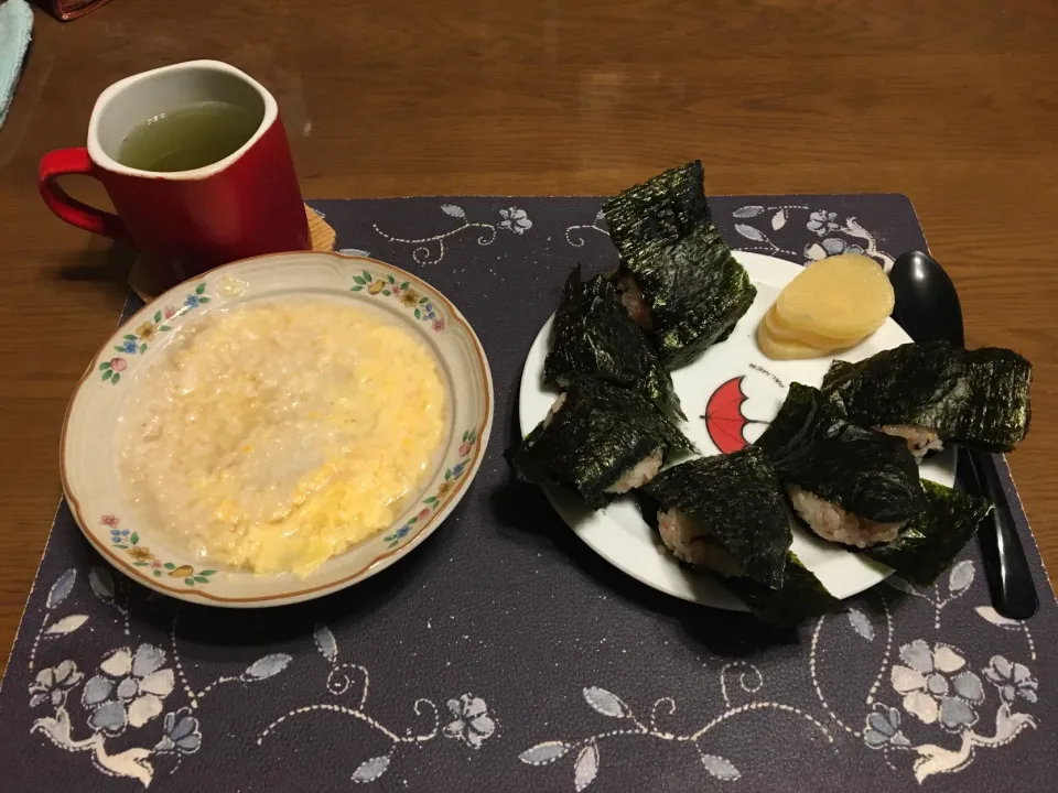 Snapdishの料理写真:オートミール中華粥、鮭ふりかけと塩昆布のおにぎり、沢庵、熱い日本茶(朝ご飯)|enarinさん