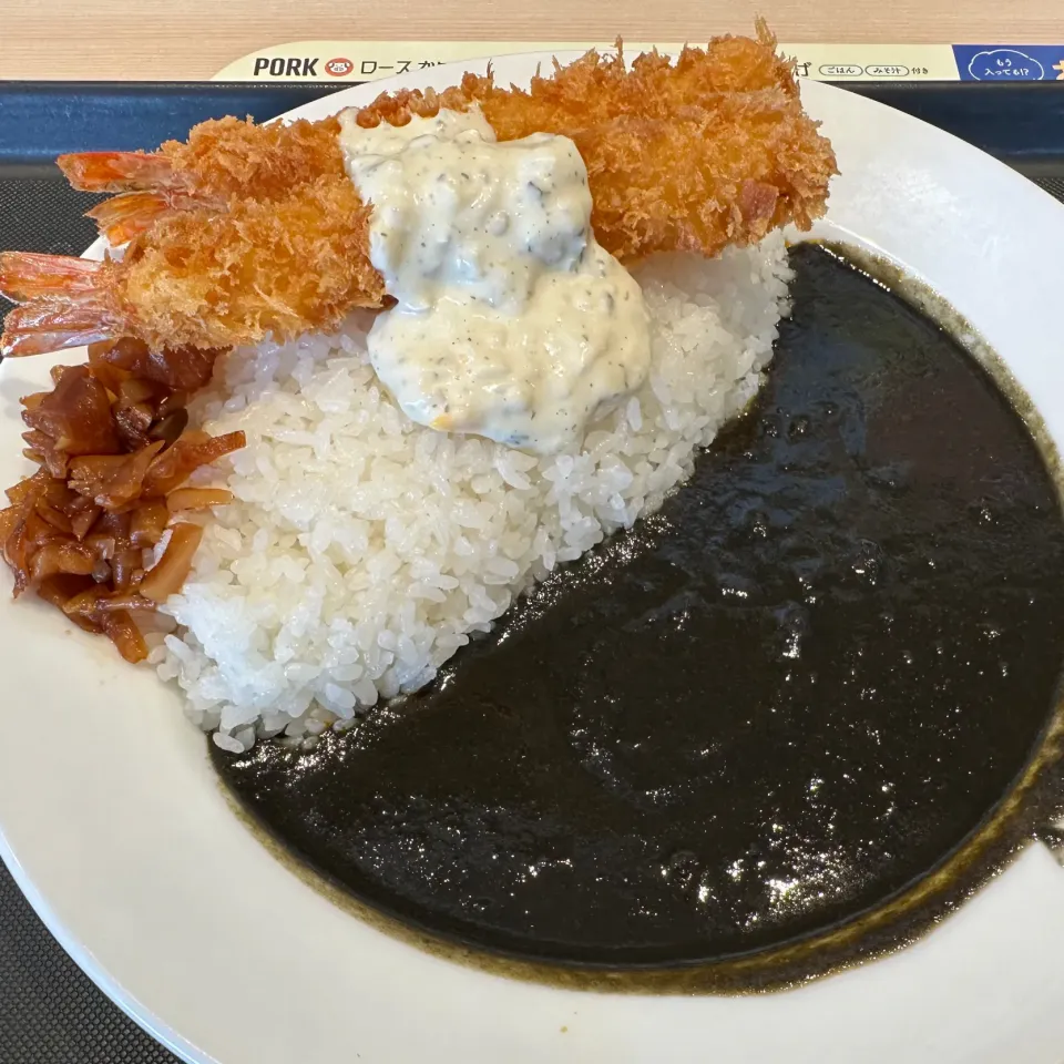 Snapdishの料理写真:海老フライ黒カレー大盛🍤🍛⛰️|buhizouさん