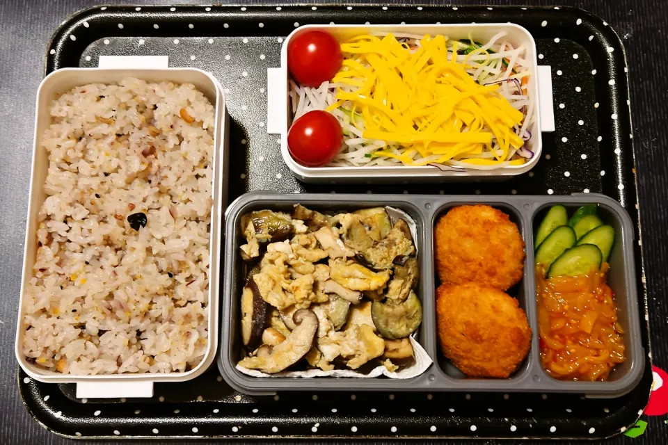 Snapdishの料理写真:今日の手作り弁当は、十六穀ごはんの卵炒め弁当。

献立は、
・十六穀ごはん
・茄子と椎茸と卵炒め
・牛肉コロッケ
・中華くらげ
・サラダ|Mars＠釜飯作り研究中さん