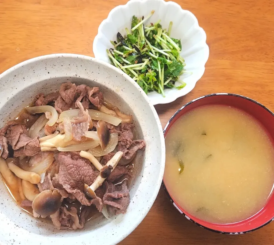 2024 0421　牛きのこ丼　豆苗と塩こんぶのナムル　豆腐とわかめのお味噌汁|いもこ。さん