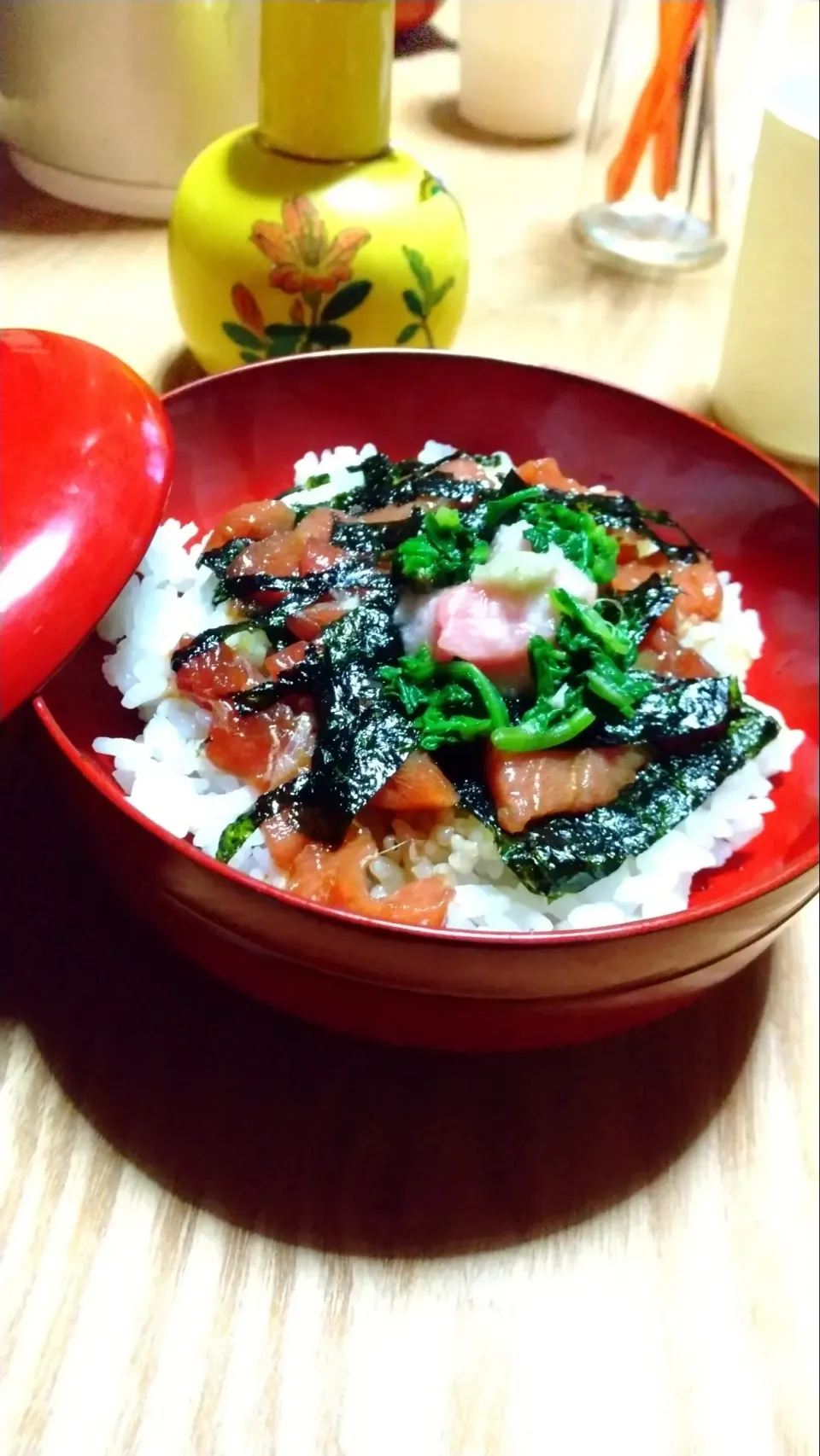 Snapdishの料理写真:漬けまぐろ丼
まぐろ　山芋　新菊　のり　　
タレは醤油と酒　みりん|みやちゃんさん